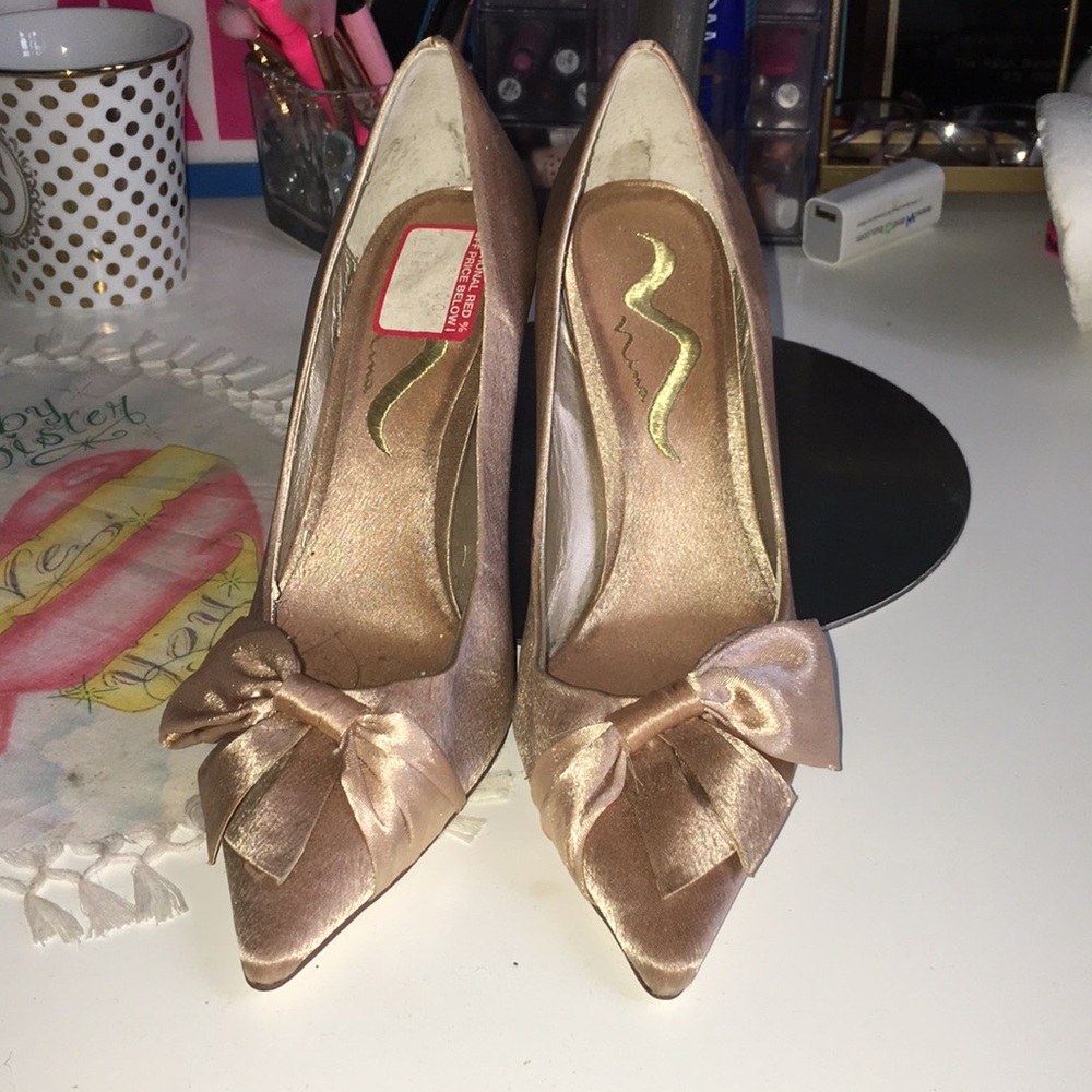 Point toe satin bow shoes